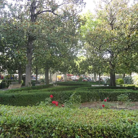 Au Centre De St-chinian, Avec Terrasse Et Parking, Arrivee Autonome
